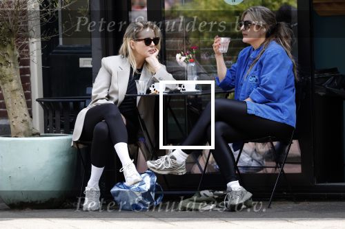 Amsterdam 21 mei 2025
Chantal Janzen met een vriendin op terras