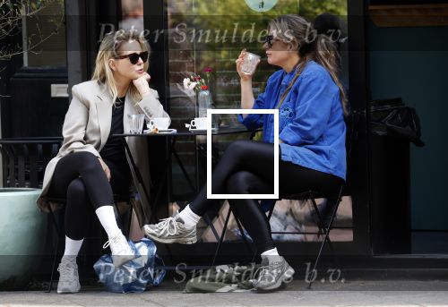 Amsterdam 21 mei 2025
Chantal Janzen met een vriendin op terras