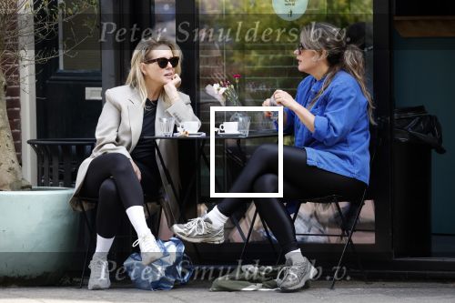 Amsterdam 21 mei 2025
Chantal Janzen met een vriendin op terras