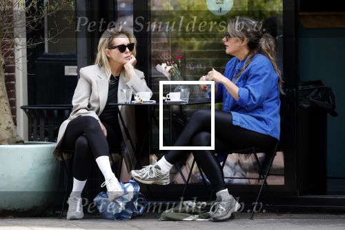 Amsterdam 21 mei 2025
Chantal Janzen met een vriendin op terras