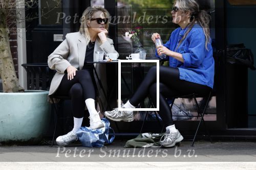 Amsterdam 21 mei 2025
Chantal Janzen met een vriendin op terras