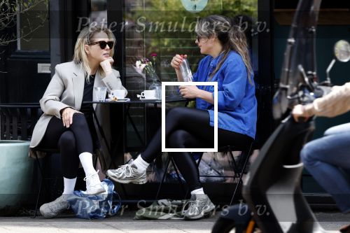 Amsterdam 21 mei 2025
Chantal Janzen met een vriendin op terras