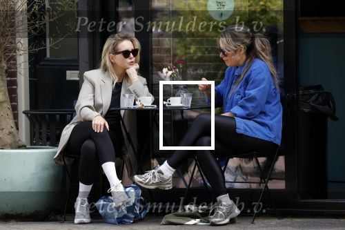 Amsterdam 21 mei 2025
Chantal Janzen met een vriendin op terras