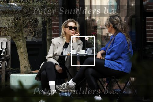 Amsterdam 21 mei 2025
Chantal Janzen met een vriendin op terras