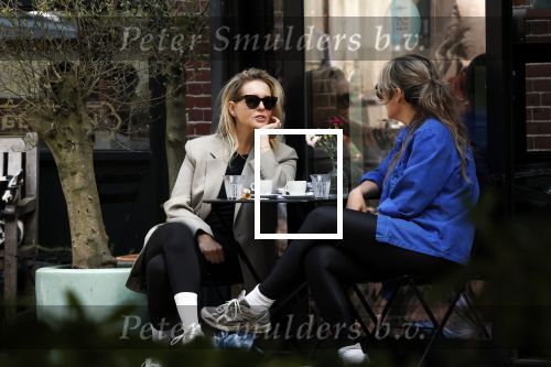 Amsterdam 21 mei 2025
Chantal Janzen met een vriendin op terras