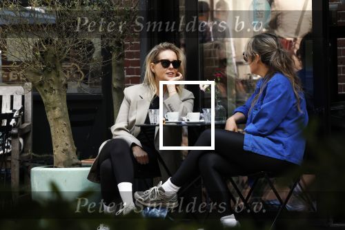 Amsterdam 21 mei 2025
Chantal Janzen met een vriendin op terras