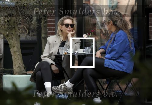Amsterdam 21 mei 2025
Chantal Janzen met een vriendin op terras