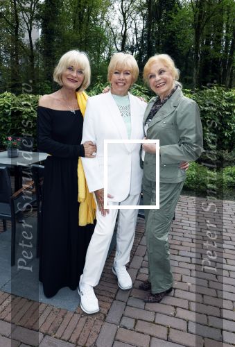 Renkum 21 april 2025
Ronnie Tober 80 jaar . Hij geeft feest in restaurant Campman in Renkum . Zijn partner Jan Jochems is natuurlijk aanwezig . Conny Vink Vivian Boelen en Ria Valk