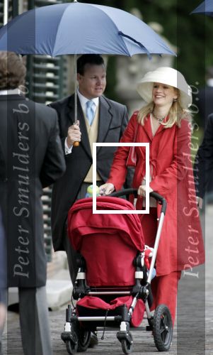 Voorschoten26 mei 2004
Trouwerij broer Roderick v Wijck. Emily Bremers met zoontje
Peter Smulders bv