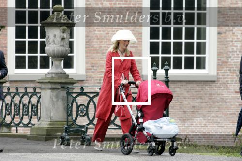 Voorschoten26 mei 2004
Trouwerij broer Roderick v Wijck. Emily Bremers met zoontje
Peter Smulders bv