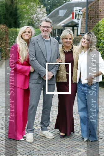 Nijkerk 16 april 2025
80e verjaardag van Lex Harding bij kasteel Salentijn . Erik de Zwart met vcrouw en dochters