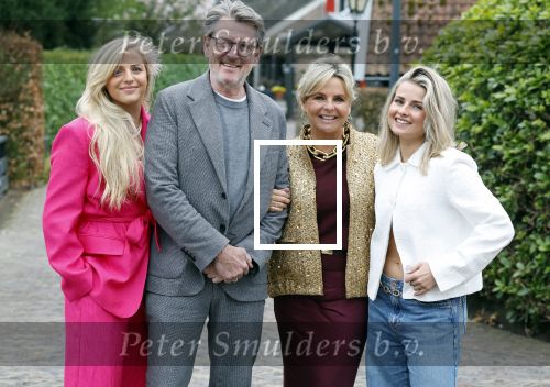 Nijkerk 16 april 2025
80e verjaardag van Lex Harding bij kasteel Salentijn . Erik de Zwart met vcrouw en dochters