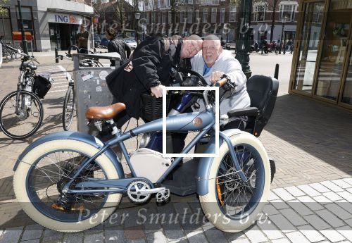 Den Haag 14 april 2025
Boekpresentatie Tim Akkerman . Ook zijn ex Stephanie en zijn kinderen zijn aanwezig . Tim geeft het beerste boek aan zijn moeder. Henk Bres en Pierre Windt