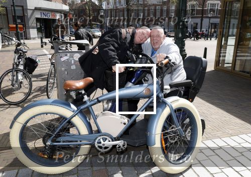 Den Haag 14 april 2025
Boekpresentatie Tim Akkerman . Ook zijn ex Stephanie en zijn kinderen zijn aanwezig . Tim geeft het beerste boek aan zijn moeder. Henk Bres en Pierre Windt