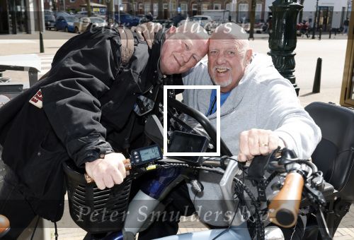 Den Haag 14 april 2025
Boekpresentatie Tim Akkerman . Ook zijn ex Stephanie en zijn kinderen zijn aanwezig . Tim geeft het beerste boek aan zijn moeder. Henk Bres en Pierre Windt