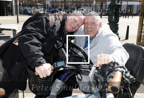 Den Haag 14 april 2025
Boekpresentatie Tim Akkerman . Ook zijn ex Stephanie en zijn kinderen zijn aanwezig . Tim geeft het beerste boek aan zijn moeder. Henk Bres en Pierre Windt