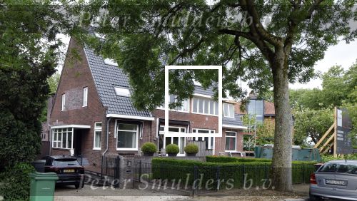 Amstelveen  28 mei 2025
Johnny Heitinga heeft een nieuw huis gekocht aan de Amstel wat nu verbouwd wordt . Humberto Tan is zijn buurman .