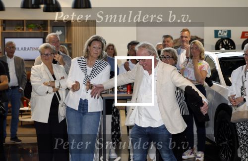Utrecht 7 mei 2025
Boekpresentatie Jan v Halst bij Louwman exclusive . Jan v Halst reikte het eerste boek uit aan zijn leraar van vroeger Jack Spijkerman