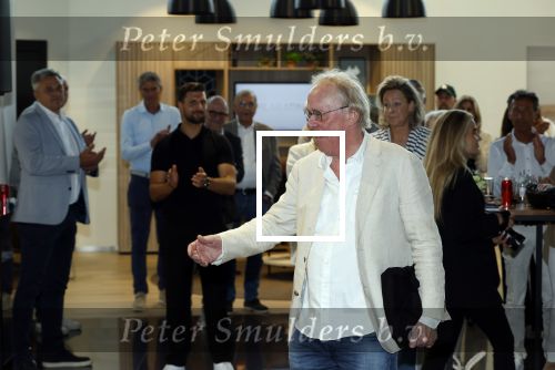 Utrecht 7 mei 2025
Boekpresentatie Jan v Halst bij Louwman exclusive . Jan v Halst reikte het eerste boek uit aan zijn leraar van vroeger Jack Spijkerman