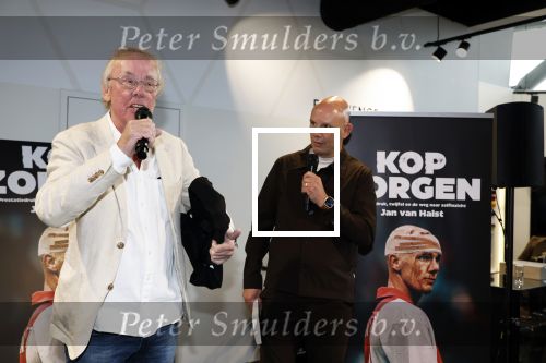 Utrecht 7 mei 2025
Boekpresentatie Jan v Halst bij Louwman exclusive . Jan v Halst reikte het eerste boek uit aan zijn leraar van vroeger Jack Spijkerman