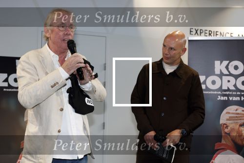 Utrecht 7 mei 2025
Boekpresentatie Jan v Halst bij Louwman exclusive . Jan v Halst reikte het eerste boek uit aan zijn leraar van vroeger Jack Spijkerman