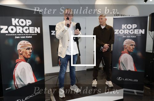 Utrecht 7 mei 2025
Boekpresentatie Jan v Halst bij Louwman exclusive . Jan v Halst reikte het eerste boek uit aan zijn leraar van vroeger Jack Spijkerman