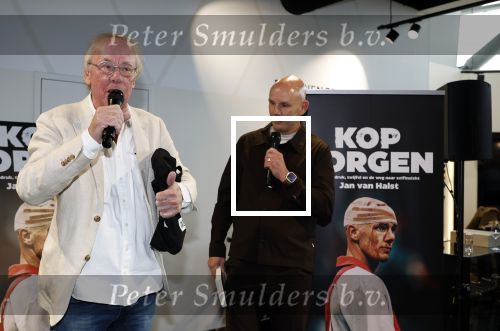 Utrecht 7 mei 2025
Boekpresentatie Jan v Halst bij Louwman exclusive . Jan v Halst reikte het eerste boek uit aan zijn leraar van vroeger Jack Spijkerman