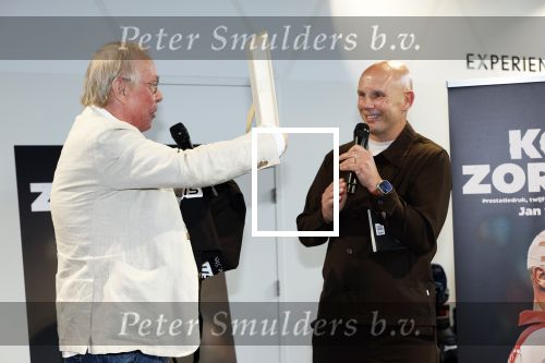 Utrecht 7 mei 2025
Boekpresentatie Jan v Halst bij Louwman exclusive . Jan v Halst reikte het eerste boek uit aan zijn leraar van vroeger Jack Spijkerman