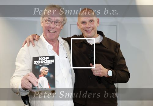Utrecht 7 mei 2025
Boekpresentatie Jan v Halst bij Louwman exclusive . Jan v Halst reikte het eerste boek uit aan zijn leraar van vroeger Jack Spijkerman