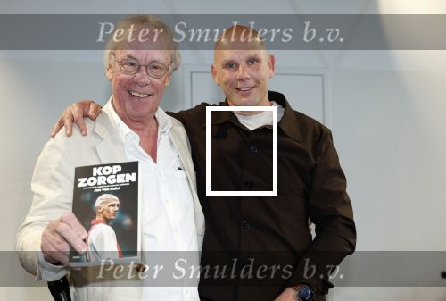 Utrecht 7 mei 2025
Boekpresentatie Jan v Halst bij Louwman exclusive . Jan v Halst reikte het eerste boek uit aan zijn leraar van vroeger Jack Spijkerman