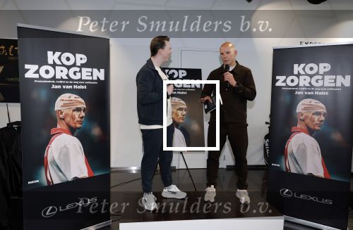 Utrecht 7 mei 2025
Boekpresentatie Jan v Halst bij Louwman exclusive . Jan v Halst met zijn zoon Mick