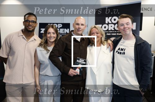 Utrecht 7 mei 2025
Boekpresentatie Jan v Halst bij Louwman exclusive . Jan v Halst met zijn vrouw Karin dochter Demi (met partner) en zoon Mick v Halst