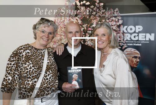 Utrecht 7 mei 2025
Boekpresentatie Jan v Halst bij Louwman exclusive . Jan v Halst met zijn zussen
