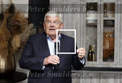 Renkum 21 april 2025
Ronnie Tober 80 jaar . Hij geeft feest in restaurant Campman in Renkum . Zijn partner Jan Jochems is natuurlijk aanwezig . Burgemeester van Den Haag Jan v Zanen reikt de eerste cd uit. Jan v Zanen kwam met zijn partner Simone Richardson