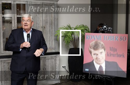 Renkum 21 april 2025
Ronnie Tober 80 jaar . Hij geeft feest in restaurant Campman in Renkum . Zijn partner Jan Jochems is natuurlijk aanwezig . Burgemeester van Den Haag Jan v Zanen reikt de eerste cd uit. Jan v Zanen kwam met zijn partner Simone Richardson