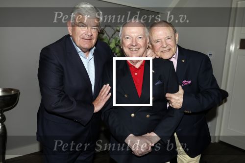 Renkum 21 april 2025
Ronnie Tober 80 jaar . Hij geeft feest in restaurant Campman in Renkum . Zijn partner Jan Jochems is natuurlijk aanwezig . Burgemeester van Den Haag Jan v Zanen reikt de eerste cd uit. Jan v Zanen kwam met zijn partner Simone Richardson