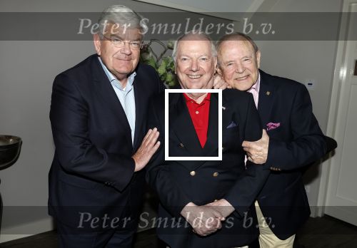 Renkum 21 april 2025
Ronnie Tober 80 jaar . Hij geeft feest in restaurant Campman in Renkum . Zijn partner Jan Jochems is natuurlijk aanwezig . Burgemeester van Den Haag Jan v Zanen reikt de eerste cd uit. Jan v Zanen kwam met zijn partner Simone Richardson
