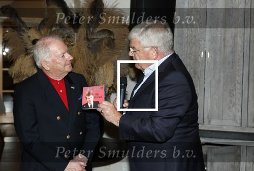 Renkum 21 april 2025
Ronnie Tober 80 jaar . Hij geeft feest in restaurant Campman in Renkum . Zijn partner Jan Jochems is natuurlijk aanwezig . Burgemeester van Den Haag Jan v Zanen reikt de eerste cd uit. Jan v Zanen kwam met zijn partner Simone Richardson