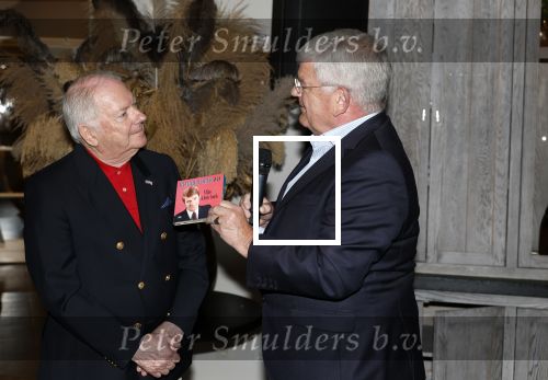 Renkum 21 april 2025
Ronnie Tober 80 jaar . Hij geeft feest in restaurant Campman in Renkum . Zijn partner Jan Jochems is natuurlijk aanwezig . Burgemeester van Den Haag Jan v Zanen reikt de eerste cd uit. Jan v Zanen kwam met zijn partner Simone Richardson