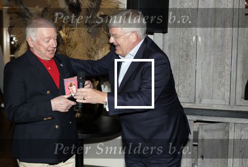 Renkum 21 april 2025
Ronnie Tober 80 jaar . Hij geeft feest in restaurant Campman in Renkum . Zijn partner Jan Jochems is natuurlijk aanwezig . Burgemeester van Den Haag Jan v Zanen reikt de eerste cd uit. Jan v Zanen kwam met zijn partner Simone Richardson