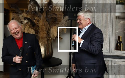 Renkum 21 april 2025
Ronnie Tober 80 jaar . Hij geeft feest in restaurant Campman in Renkum . Zijn partner Jan Jochems is natuurlijk aanwezig . Burgemeester van Den Haag Jan v Zanen reikt de eerste cd uit. Jan v Zanen kwam met zijn partner Simone Richardson