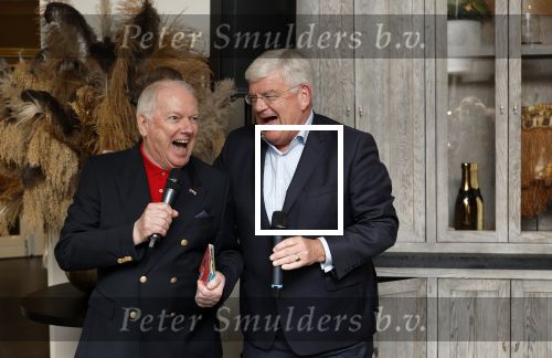 Renkum 21 april 2025
Ronnie Tober 80 jaar . Hij geeft feest in restaurant Campman in Renkum . Zijn partner Jan Jochems is natuurlijk aanwezig . Burgemeester van Den Haag Jan v Zanen reikt de eerste cd uit. Jan v Zanen kwam met zijn partner Simone Richardson