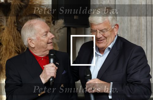Renkum 21 april 2025
Ronnie Tober 80 jaar . Hij geeft feest in restaurant Campman in Renkum . Zijn partner Jan Jochems is natuurlijk aanwezig . Burgemeester van Den Haag Jan v Zanen reikt de eerste cd uit. Jan v Zanen kwam met zijn partner Simone Richardson