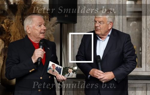 Renkum 21 april 2025
Ronnie Tober 80 jaar . Hij geeft feest in restaurant Campman in Renkum . Zijn partner Jan Jochems is natuurlijk aanwezig . Burgemeester van Den Haag Jan v Zanen reikt de eerste cd uit. Jan v Zanen kwam met zijn partner Simone Richardson