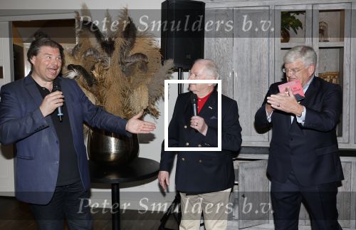 Renkum 21 april 2025
Ronnie Tober 80 jaar . Hij geeft feest in restaurant Campman in Renkum . Zijn partner Jan Jochems is natuurlijk aanwezig . Burgemeester van Den Haag Jan v Zanen reikt de eerste cd uit. Jan v Zanen kwam met zijn partner Simone Richardson