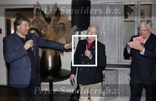Renkum 21 april 2025
Ronnie Tober 80 jaar . Hij geeft feest in restaurant Campman in Renkum . Zijn partner Jan Jochems is natuurlijk aanwezig . Burgemeester van Den Haag Jan v Zanen reikt de eerste cd uit. Jan v Zanen kwam met zijn partner Simone Richardson