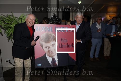 Renkum 21 april 2025
Ronnie Tober 80 jaar . Hij geeft feest in restaurant Campman in Renkum . Zijn partner Jan Jochems is natuurlijk aanwezig . Burgemeester van Den Haag Jan v Zanen reikt de eerste cd uit. Jan v Zanen kwam met zijn partner Simone Richardson