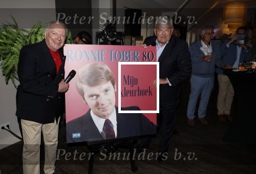 Renkum 21 april 2025
Ronnie Tober 80 jaar . Hij geeft feest in restaurant Campman in Renkum . Zijn partner Jan Jochems is natuurlijk aanwezig . Burgemeester van Den Haag Jan v Zanen reikt de eerste cd uit. Jan v Zanen kwam met zijn partner Simone Richardson