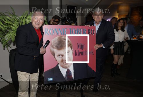 Renkum 21 april 2025
Ronnie Tober 80 jaar . Hij geeft feest in restaurant Campman in Renkum . Zijn partner Jan Jochems is natuurlijk aanwezig . Burgemeester van Den Haag Jan v Zanen reikt de eerste cd uit. Jan v Zanen kwam met zijn partner Simone Richardson