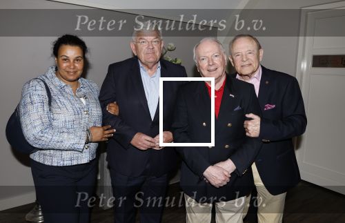 Renkum 21 april 2025
Ronnie Tober 80 jaar . Hij geeft feest in restaurant Campman in Renkum . Zijn partner Jan Jochems is natuurlijk aanwezig . Burgemeester van Den Haag Jan v Zanen reikt de eerste cd uit. Jan v Zanen kwam met zijn partner Simone Richardson